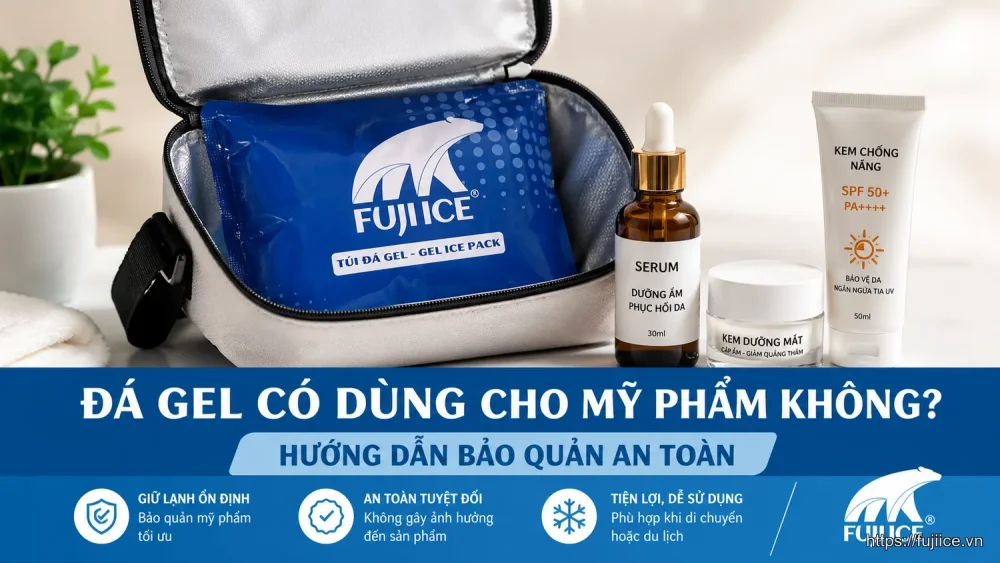 Túi đá gel Fuji Ice được đặt cạnh các sản phẩm mỹ phẩm như serum và kem dưỡng trong túi giữ nhiệt.
